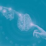 une main de robot en haut à gauche touche le lobe gauche d'un cerveau fait de circuit électronique. Une main d'homme en bas à droite touche le lobe droit d'un cerveau humain.