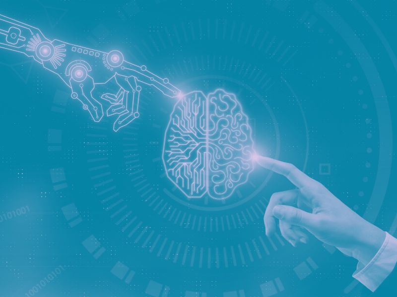 une main de robot en haut à gauche touche le lobe gauche d'un cerveau fait de circuit électronique. Une main d'homme en bas à droite touche le lobe droit d'un cerveau humain.